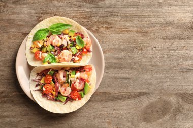 Lezzetli karides tacos ile plaka 