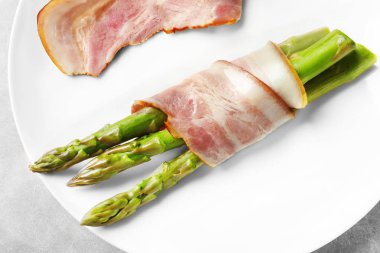 Kuşkonmaz pastırma ile plaka sarılmış