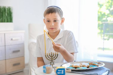 Yahudi çocuk yıldırım menorah evde