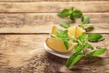 Ahşap zemin üzerine limon ve nane ile plaka