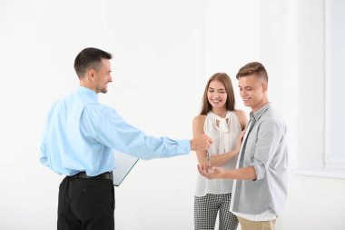 Emlakçı anahtar çift için yeni daire vererek.