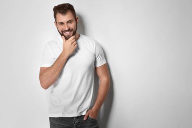 Açık renkli yakışıklı adam