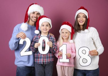 Kağıt rakamlar 2018 renk arka plan üzerinde ile mutlu bir aile. Noel Kutlamaları kavramı