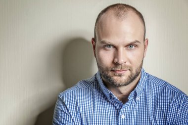 Işık arka plan üzerinde genç adam