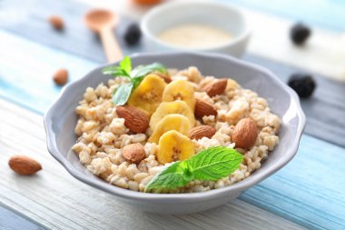 Muz ile Besleyici yulaf ezmesi 