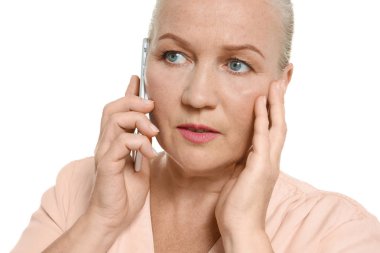 Beyaz izole cep telefonuyla konuşan kadın kıdemli