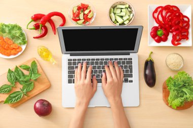 Gıda blogger laptop ve tablo farklı ürünleri ile eller