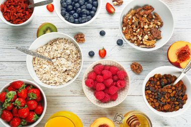 Besleyici yulaf ezmesi ile kompozisyon 