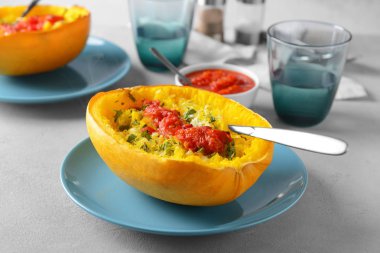 Plaka ile dolması spagetti squash masada