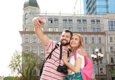 Selfie açık havada alarak mutlu genç turist
