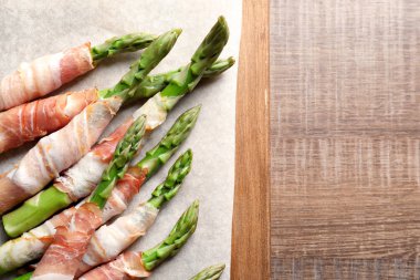 Kuşkonmaz pastırma ile plaka sarılmış