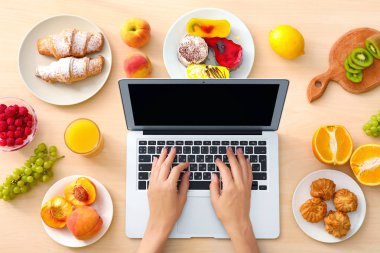Gıda blogger laptop ve tablo farklı ürünleri ile eller