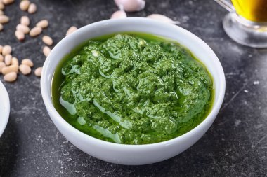 lezzetli fesleğen pesto sos