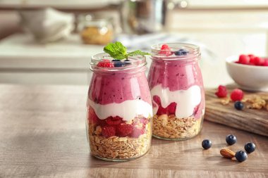 Cam Kavanoz acai smoothie ve arka plan bulanık çilek ile