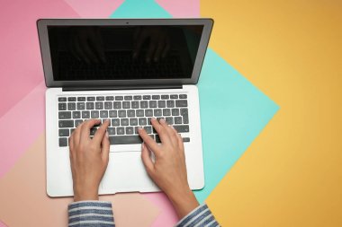 Dizüstü bilgisayar kullanan kadın 