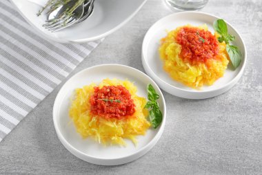 Lezzetli spagetti squash tablo ile plakalar