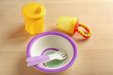 Parlak bebek dishware masada