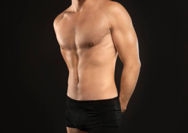 İç çamaşırı siyah arka plan üzerine genç adam