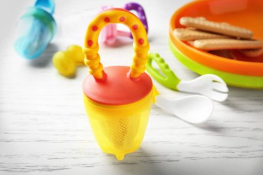 Bebeğin nibbler ahşap arka plan üzerinde