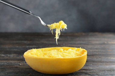 Et ve spagetti squash yarısı çatalla