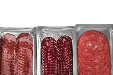 Beyaz zemin üzerine lezzetli dilimlenmiş sosis ile paketleri