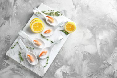 Kaşık lezzetli karides ve limon ile