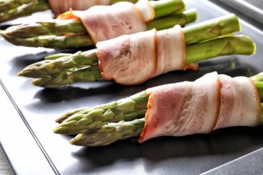 Kuşkonmaz pastırma ile plaka sarılmış