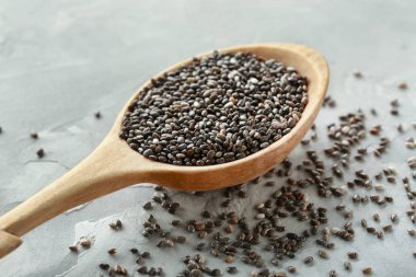 Chia tohum masada kaşıkla