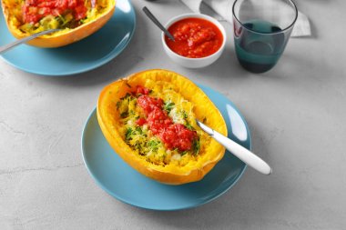 Plaka ile dolması spagetti squash masada