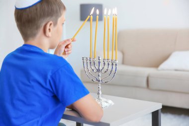 Yahudi çocuk yıldırım menorah evde