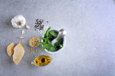 Fesleğen pesto sos için malzemeler 