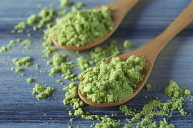 Kaşık ile buğday çim toz ahşap tablo