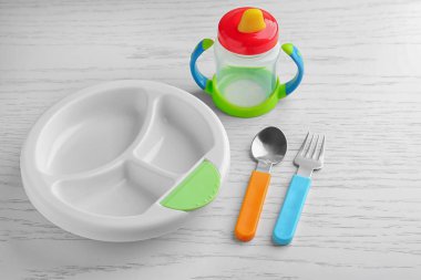 Parlak bebek dishware masada