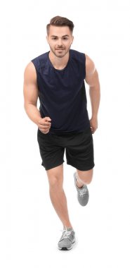 Genç adam çalıştıran spor giyim  