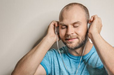 Açık renkli kulaklık ile genç adam