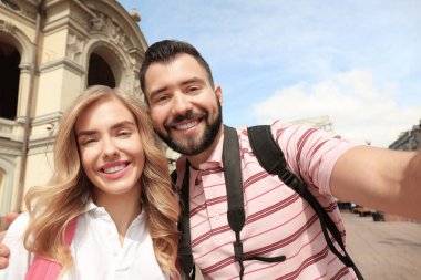 Selfie açık havada alarak mutlu genç turist
