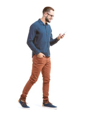 Çekici bir genç adam ile smartphone 