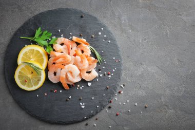 Kayrak plaka üzerinde limon ile lezzetli karides