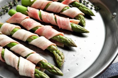 Kuşkonmaz pastırma ile plaka sarılmış