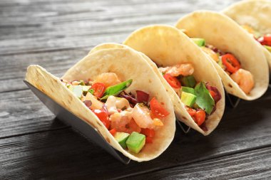 Lezzetli karides tacos ile sahibi 