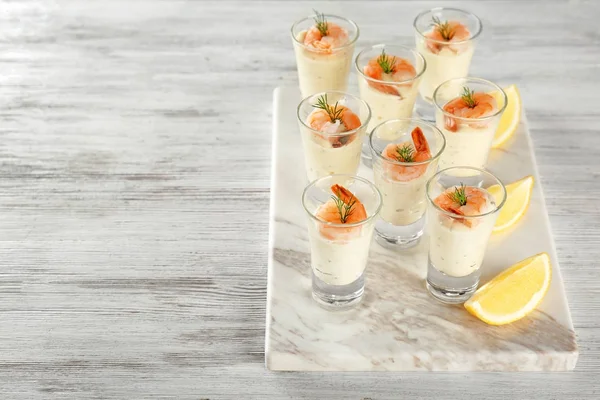 Board with glasses of white sauce and shrimps — Stock Photo, Image