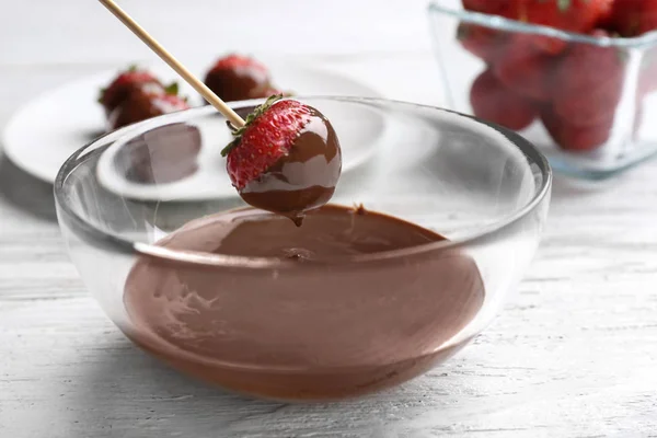 Frische Erdbeeren in Schokolade tauchen — Stockfoto