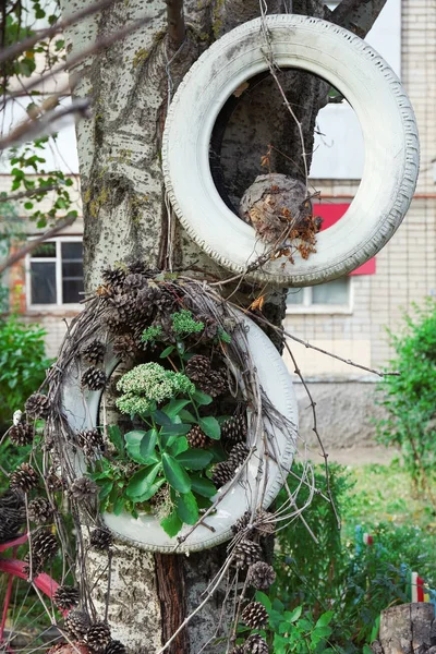 Vieux pneus suspendus à l'arbre — Photo