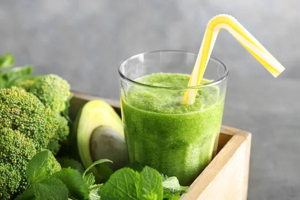 Glas met groene smoothie en producten — Stockfoto