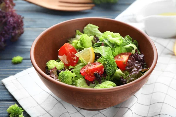 Heerlijke groente salade op tafel — Stockfoto