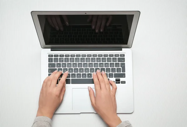 Mulher usando laptop — Fotografia de Stock