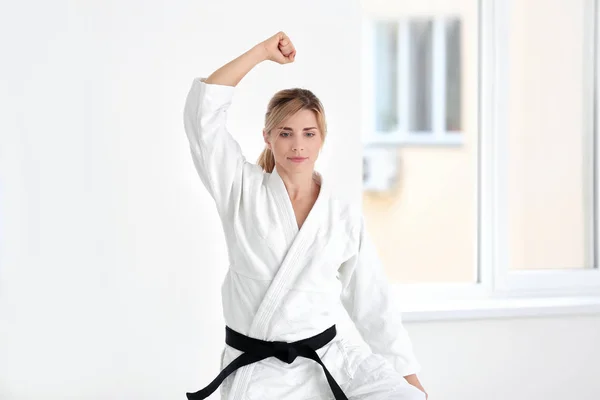 Instruktorski kobiet karate w dojo — Zdjęcie stockowe