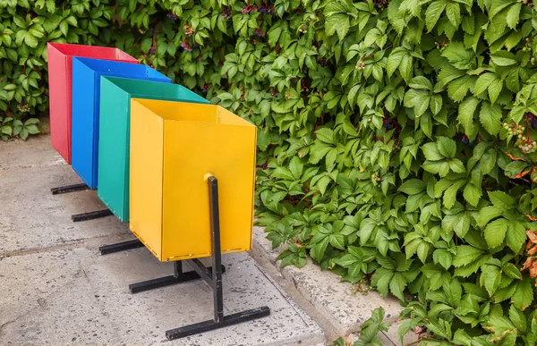 Papeleras de reciclaje al aire libre — Foto de Stock