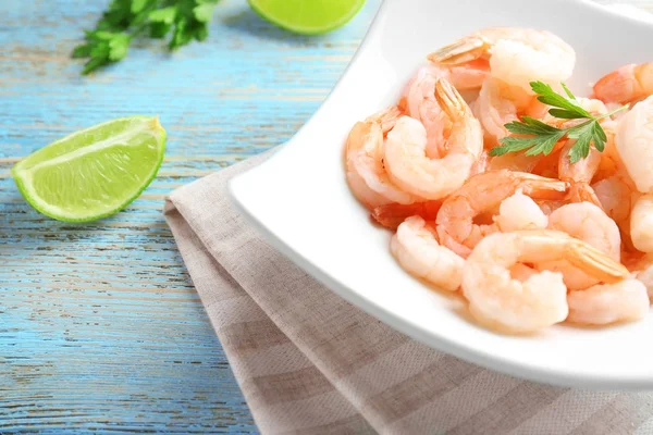 Plate with delicious shrimps on table — Stock Photo, Image