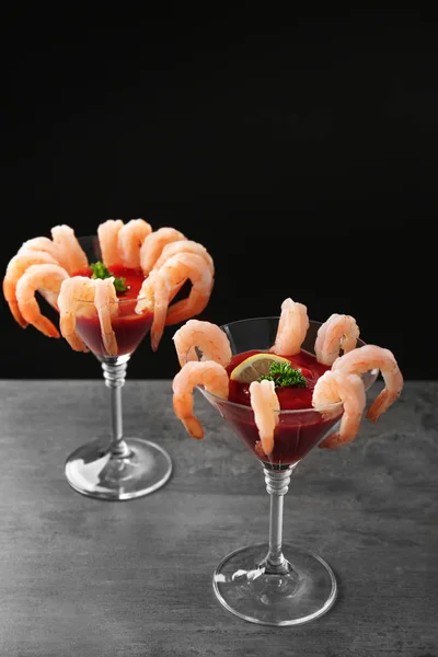 Brýle s Krevetový koktejl a rajčatovou omáčkou na stole — Stock fotografie